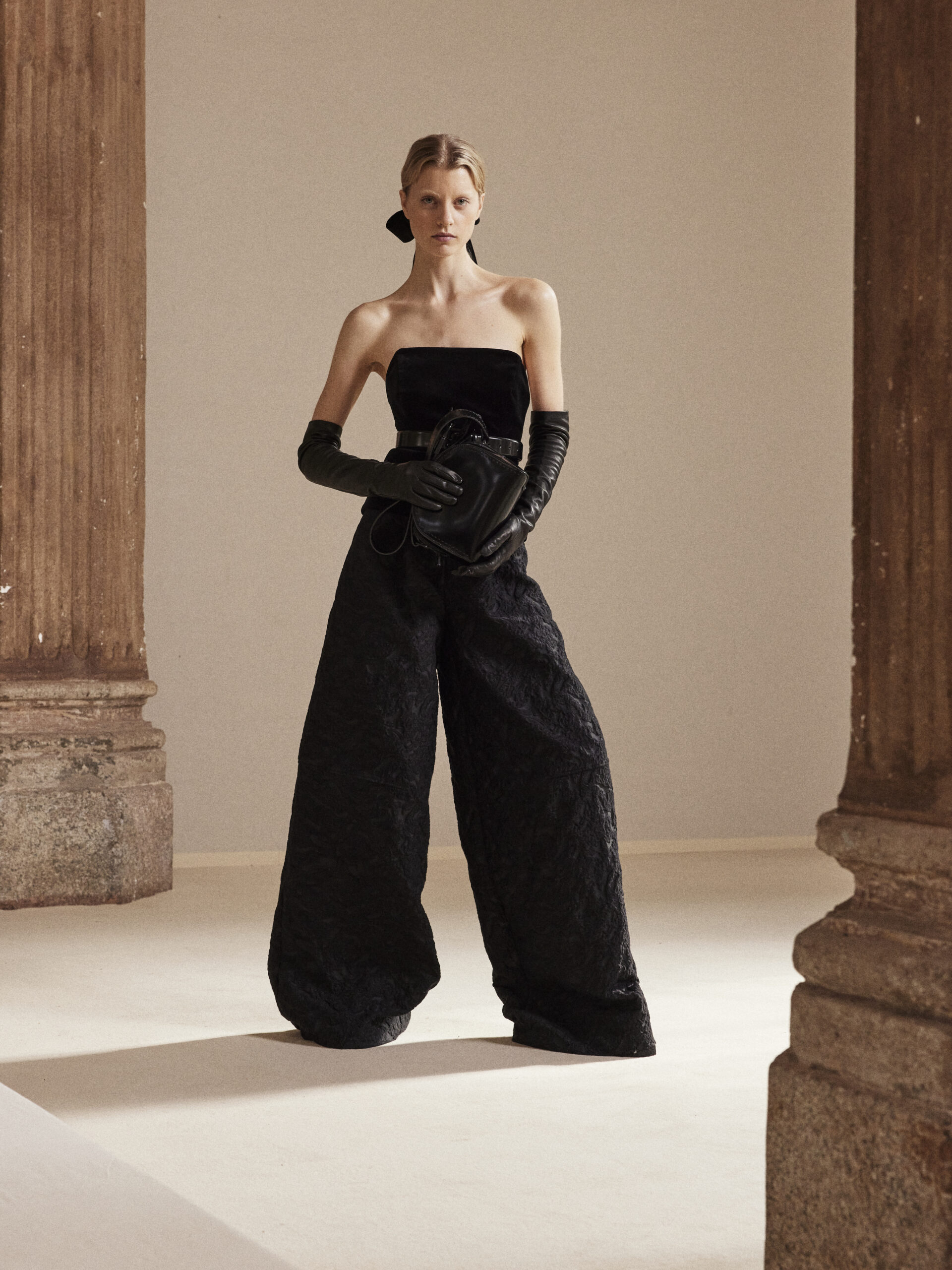 https://www.maxpraga.cz/wp-content/uploads/2018/11/AI23-MAX-MARA-SFILATA-EDITORIAL-@-PIER-NICOLA-BRUNO-20-scaled.jpg